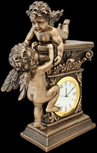 Smukt ur med to englefigurer fra Veronese i bronze-look, stående på piedestal